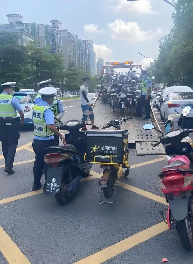 交警專項(xiàng)行動(dòng) 嚴(yán)查“飆車炸街”等摩托車違法行為
